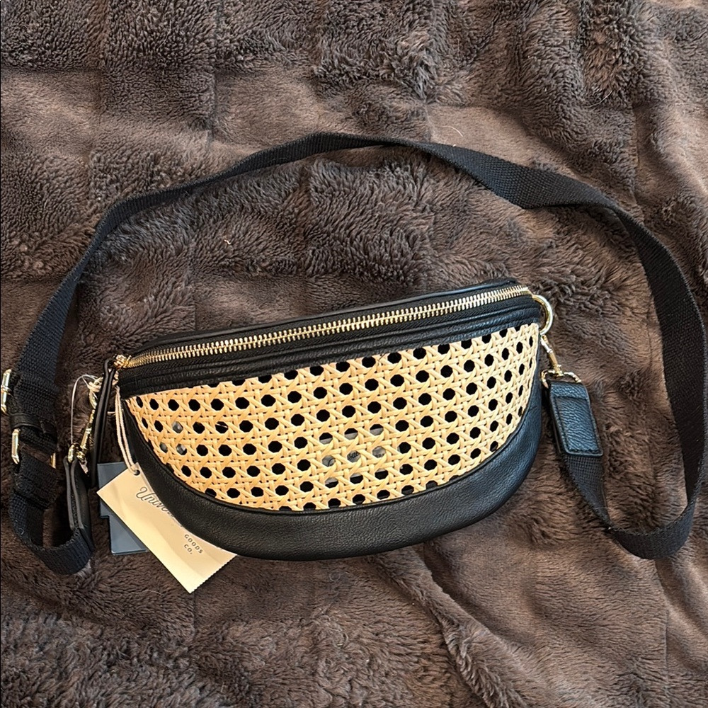 Universal Thread Black and Tan Crossbody Bag